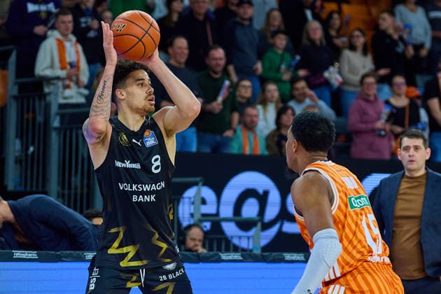 Joshua Obiesie (Basketball Loewen Braunschweig, 08), Justin Simon (ratiopharm ulm, 15) GER, ratiopharm ulm vs. Basketball Loewen Braunschweig, Basketball, 15. Spieltag, EasyCredit Bundesliga, Spielzeit 2025 2026, 10.01.2026 GER, ratiopharm ulm vs. Basketball Loewen Braunschweig, Basketball, 15. Spieltag, EasyCredit Bundesliga, Spielzeit 2025 2026, 10.01.2026 Neu-Ulm Copyright: xEibner-Pressefoto GeraldxOelze-dexStoppanyx EP_ODS