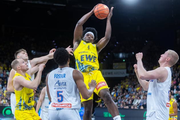 Oldenburg, Niedersachsen, DEU, 10.01.2026, Brian Fobbs (Mitte, EWE Baskets Oldenburg), Collin Welp (rechts, Syntainics MBC), Marcus Foster (Syntainics MBC). EWE Baskets Oldenburg vs. Syntainics MBC. Basketball. 1. Basketball-Bundesliga Saison 2025 2026, 15. Spieltag, Grosse EWE Arena. EWE Baskets Oldenburg vs. Syntainics MBC