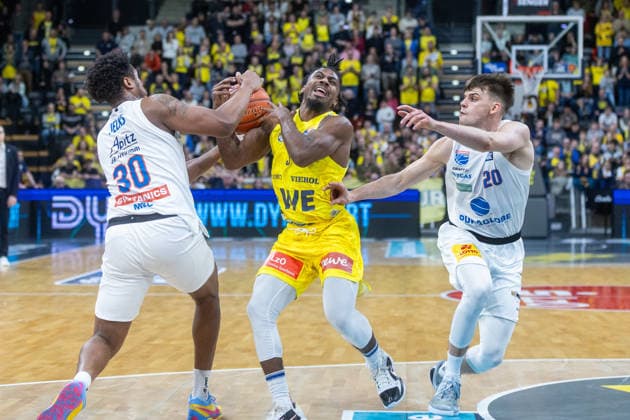 Oldenburg, Niedersachsen, DEU, 10.01.2026, Christopher Clemons (Mitte, EWE Baskets Oldenburg), Stephon Jelks (links, Syntainics MBC) und Perttu Blomgren (links, Syntainics MBC). EWE Baskets Oldenburg vs. Syntainics MBC. Basketball. 1. Basketball-Bundesliga Saison 2025 2026, 15. Spieltag, Grosse EWE Arena. EWE Baskets Oldenburg vs. Syntainics MBC