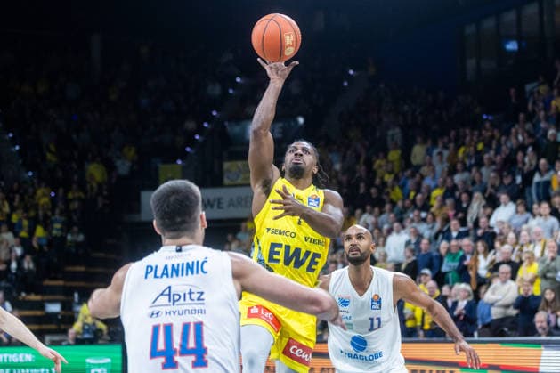 Oldenburg, Niedersachsen, DEU, 10.01.2026, Christopher Clemons (Mitte, EWE Baskets Oldenburg), Jure Planinic (links, Syntainics MBC) und Akeem Vargas (rechts, Syntainics MBC), EWE Baskets Oldenburg vs. Syntainics MBC. Basketball. 1. Basketball-Bundesliga Saison 2025 2026, 15. Spieltag, Grosse EWE Arena. EWE Baskets Oldenburg vs. Syntainics MBC