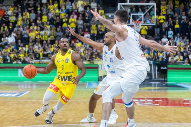 Oldenburg, Niedersachsen, DEU, 10.01.2026, Christopher Clemons (links, EWE Baskets Oldenburg), Akeem Vargas (2. von rechts, Syntainics MBC) und Jure Planinic (rechts, Syntainics MBC). EWE Baskets Oldenburg vs. Syntainics MBC. Basketball. 1. Basketball-Bundesliga Saison 2025 2026, 15. Spieltag, Grosse EWE Arena. EWE Baskets Oldenburg vs. Syntainics MBC
