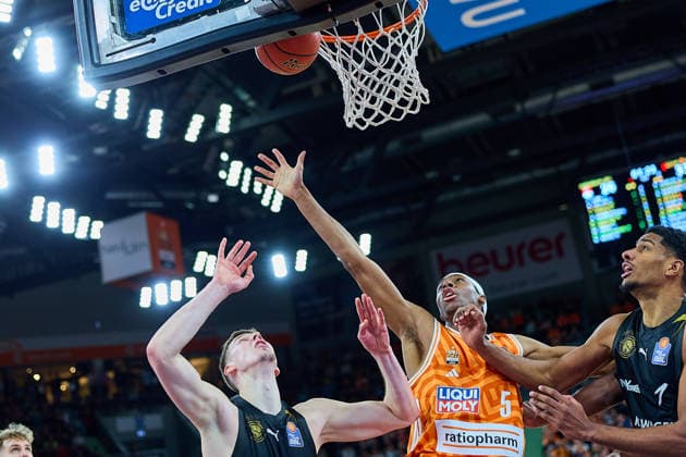 Luka Scuka (Basketball Loewen Braunschweig, 05), Mohamed Diakite (ratiopharm ulm, 05), David N Guessan (Basketball Loewen Braunschweig, 01) GER, ratiopharm ulm vs. Basketball Loewen Braunschweig, Basketball, 15. Spieltag, EasyCredit Bundesliga, Spielzeit 2025 2026, 10.01.2026 GER, ratiopharm ulm vs. Basketball Loewen Braunschweig, Basketball, 15. Spieltag, EasyCredit Bundesliga, Spielzeit 2025 2026, 10.01.2026 Neu-Ulm Copyright: xEibner-Pressefoto GeraldxOelze-dexStoppanyx EP_ODS