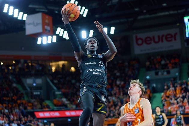 Korbleger Barra Njie (Basketball Loewen Braunschweig, 13), Tobias Jensen (ratiopharm ulm, 07) schaut zu GER, ratiopharm ulm vs. Basketball Loewen Braunschweig, Basketball, 15. Spieltag, EasyCredit Bundesliga, Spielzeit 2025 2026, 10.01.2026 GER, ratiopharm ulm vs. Basketball Loewen Braunschweig, Basketball, 15. Spieltag, EasyCredit Bundesliga, Spielzeit 2025 2026, 10.01.2026 Neu-Ulm Copyright: xEibner-Pressefoto GeraldxOelze-dexStoppanyx EP_ODS