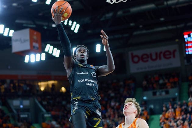 Korbleger Barra Njie (Basketball Loewen Braunschweig, 13), Tobias Jensen (ratiopharm ulm, 07) schaut zu GER, ratiopharm ulm vs. Basketball Loewen Braunschweig, Basketball, 15. Spieltag, EasyCredit Bundesliga, Spielzeit 2025 2026, 10.01.2026 GER, ratiopharm ulm vs. Basketball Loewen Braunschweig, Basketball, 15. Spieltag, EasyCredit Bundesliga, Spielzeit 2025 2026, 10.01.2026 Neu-Ulm Copyright: xEibner-Pressefoto GeraldxOelze-dexStoppanyx EP_ODS