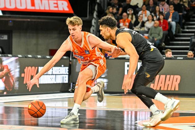 GER, BBL, ratiopharm Ulm vs Basketball Löwen Braunschweig 10.01.2026, ratiopharm arena, Neu-Ulm, GER, BBL, ratiopharm Ulm vs Basketball Löwen Braunschweig, im Bild Tobias Brahe Jensen (Ulm, 7), Adrian Worthy (Braunschweig, 0)