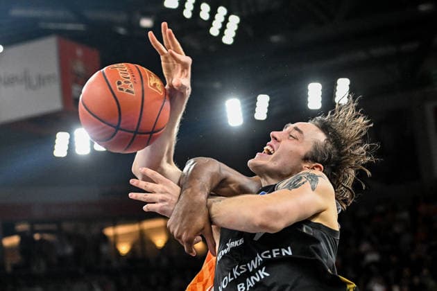 GER, BBL, ratiopharm Ulm vs Basketball Löwen Braunschweig 10.01.2026, ratiopharm arena, Neu-Ulm, GER, BBL, ratiopharm Ulm vs Basketball Löwen Braunschweig, im Bild Foul von Justin Simon (Ulm, 15) an Benjamin Schröder Schroeder (Braunschweig, 2)