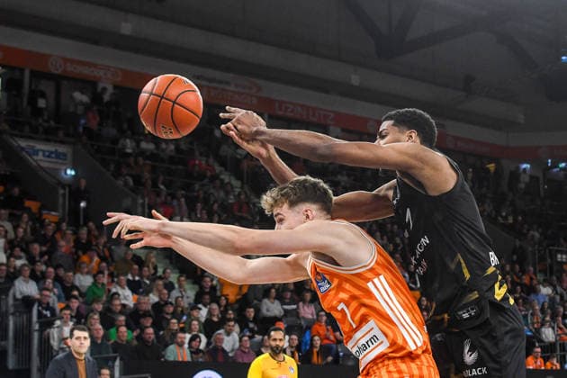 GER, BBL, ratiopharm Ulm vs Basketball Löwen Braunschweig 10.01.2026, ratiopharm arena, Neu-Ulm, GER, BBL, ratiopharm Ulm vs Basketball Löwen Braunschweig, im Bild Tobias Brahe Jensen (Ulm, 7), David N Guessan (Braunschweig, 1)