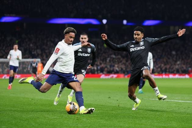 Wilson Odobert of Tottenham Hotspur crosses the ball whilst under pressure from Ian Maatsen of Aston Villa Tottenham Hotspur v Aston Villa, Emirates FA Cup Third Round, Football, Tottenham Hotspur Stadium, London, UK, 10 01 26 EDITORIAL USE ONLY No use with unauthorised audio, video, data, fixture lists (outside the EU), club league logos or live services. Online in-match use limited to 45 images (+15 in extra time). No use to emulate moving images. No use in betting, games or Copyright: xAnthonyxHanc Shutterstockx 16282784an
