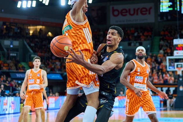 Zweikampf, Duell zwischen Mohamed Diakite (ratiopharm ulm, 05) und David N Guessan (Basketball Loewen Braunschweig, 01) GER, ratiopharm ulm vs. Basketball Loewen Braunschweig, Basketball, 15. Spieltag, EasyCredit Bundesliga, Spielzeit 2025 2026, 10.01.2026 GER, ratiopharm ulm vs. Basketball Loewen Braunschweig, Basketball, 15. Spieltag, EasyCredit Bundesliga, Spielzeit 2025 2026, 10.01.2026 Neu-Ulm Copyright: xEibner-Pressefoto GeraldxOelze-dexStoppanyx EP_ODS
