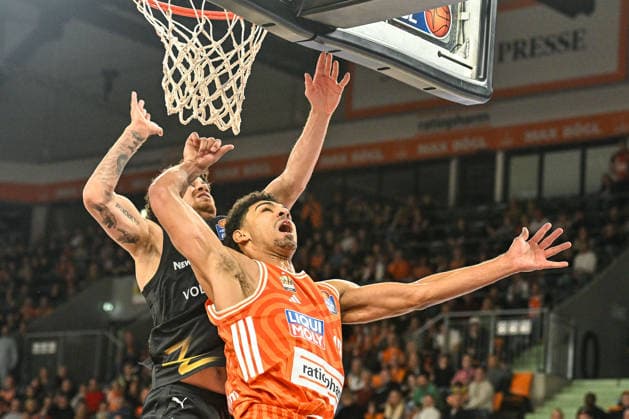 GER, BBL, ratiopharm Ulm vs Basketball Löwen Braunschweig 10.01.2026, ratiopharm arena, Neu-Ulm, GER, BBL, ratiopharm Ulm vs Basketball Löwen Braunschweig, im Bild Joshua Obiesie (Braunschweig, 8) hindert Mark Smith (Ulm, 13) am Punkten