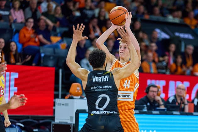Adrian Worthy (Basketball Loewen Braunschweig, 00), Teo Milicic (ratiopharm ulm, 44) GER, ratiopharm ulm vs. Basketball Loewen Braunschweig, Basketball, 15. Spieltag, EasyCredit Bundesliga, Spielzeit 2025 2026, 10.01.2026 GER, ratiopharm ulm vs. Basketball Loewen Braunschweig, Basketball, 15. Spieltag, EasyCredit Bundesliga, Spielzeit 2025 2026, 10.01.2026 Neu-Ulm Copyright: xEibner-Pressefoto GeraldxOelze-dexStoppanyx EP_ODS