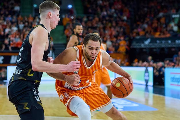 Philipp Hartwich (Basketball Loewen Braunschweig, 15), Christopher Ledlum (ratiopharm ulm, 04) GER, ratiopharm ulm vs. Basketball Loewen Braunschweig, Basketball, 15. Spieltag, EasyCredit Bundesliga, Spielzeit 2025 2026, 10.01.2026 GER, ratiopharm ulm vs. Basketball Loewen Braunschweig, Basketball, 15. Spieltag, EasyCredit Bundesliga, Spielzeit 2025 2026, 10.01.2026 Neu-Ulm Copyright: xEibner-Pressefoto GeraldxOelze-dexStoppanyx EP_ODS