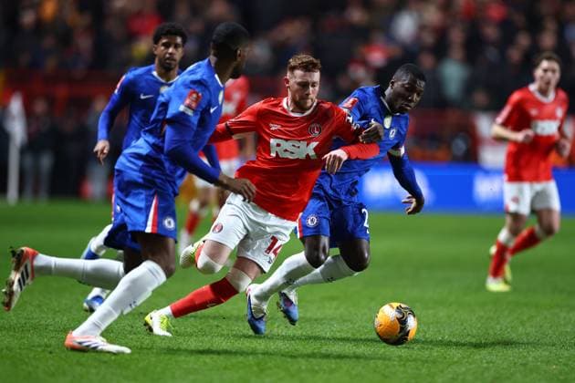 Sonny Carey of Charlton Athletic under pressure from Moises Caicedo of Chelsea and Tosin Adarabioyo of Chelsea Charlton Athletic v Chelsea, Emirates FA Cup, Third Round, Football, The Valley, London, UK - 10 Jan 2026London The Valley United Kingdom EDITORIAL USE ONLY No use with unauthorised audio, video, data, fixture lists, club league logos or live services. Online in-match use limited to 120 images, no video emulation. No use in betting, games or single club league player publications. Copyright: xSimonxDael Shutterstockx 16246325ao