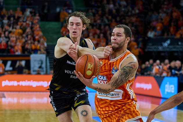 Zweikampf, Duell zwischen Benny Schroeder (Basketball Loewen Braunschweig, 02) und Christopher Ledlum (ratiopharm ulm, 04) GER, ratiopharm ulm vs. Basketball Loewen Braunschweig, Basketball, 15. Spieltag, EasyCredit Bundesliga, Spielzeit 2025 2026, 10.01.2026 GER, ratiopharm ulm vs. Basketball Loewen Braunschweig, Basketball, 15. Spieltag, EasyCredit Bundesliga, Spielzeit 2025 2026, 10.01.2026 Neu-Ulm Copyright: xEibner-Pressefoto GeraldxOelze-dexStoppanyx EP_ODS