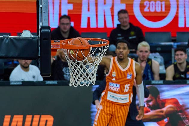 Justin Simon (ratiopharm ulm, 15) beobachtet seinen Treffer zum Dreier GER, ratiopharm ulm vs. Basketball Loewen Braunschweig, Basketball, 15. Spieltag, EasyCredit Bundesliga, Spielzeit 2025 2026, 10.01.2026 GER, ratiopharm ulm vs. Basketball Loewen Braunschweig, Basketball, 15. Spieltag, EasyCredit Bundesliga, Spielzeit 2025 2026, 10.01.2026 Neu-Ulm Copyright: xEibner-Pressefoto GeraldxOelze-dexStoppanyx EP_ODS