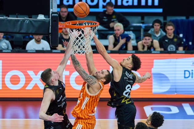 Luka Scuka (Basketball Loewen Braunschweig, 05), Christopher Ledlum (ratiopharm ulm, 04), Joshua Obiesie (Basketball Loewen Braunschweig, 08) GER, ratiopharm ulm vs. Basketball Loewen Braunschweig, Basketball, 15. Spieltag, EasyCredit Bundesliga, Spielzeit 2025 2026, 10.01.2026 GER, ratiopharm ulm vs. Basketball Loewen Braunschweig, Basketball, 15. Spieltag, EasyCredit Bundesliga, Spielzeit 2025 2026, 10.01.2026 Neu-Ulm Copyright: xEibner-Pressefoto GeraldxOelze-dexStoppanyx EP_ODS