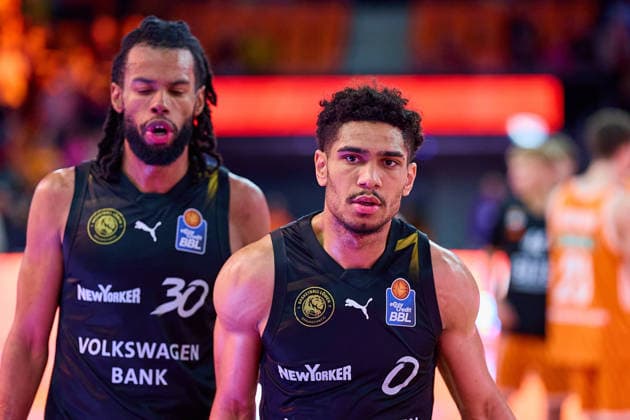 Chip Flanigan (Basketball Loewen Braunschweig, 30), Adrian Worthy (Basketball Loewen Braunschweig, 00) enttaeuscht, Enttaeuschung nach Spielende GER, ratiopharm ulm vs. Basketball Loewen Braunschweig, Basketball, 15. Spieltag, EasyCredit Bundesliga, Spielzeit 2025 2026, 10.01.2026 GER, ratiopharm ulm vs. Basketball Loewen Braunschweig, Basketball, 15. Spieltag, EasyCredit Bundesliga, Spielzeit 2025 2026, 10.01.2026 Neu-Ulm Copyright: xEibner-Pressefoto GeraldxOelze-dexStoppanyx EP_ODS