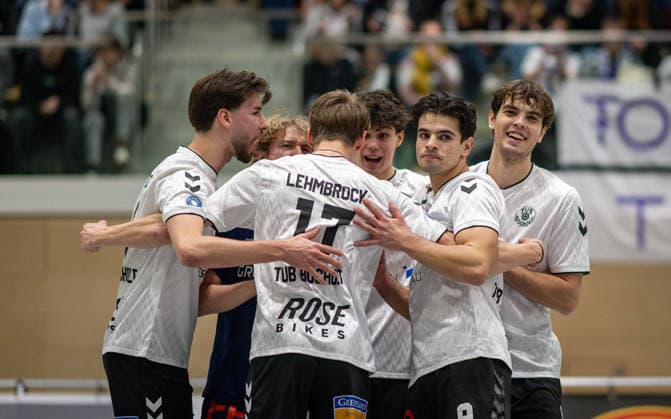 Volleyball, Saison 2025 2026, 2. Bundesliga Nord, 10.01.2026, 14. Spieltag, Herren, TuB Bocholt (weiss) vs. Kieler TV (rot) v.l.: Ben Stoverink (TuB Bocholt), Tom-Luca Schluse (Libero TuB Bocholt), Hauke Lehmbrock (TuB Bocholt), Joke Johannig (TuB Bocholt), Lukas Salimi (TuB Bocholt), Bohdan Velychko (TuB Bocholt), Bocholt Sporthalle West Nordrhein-Westfalen Deutschland