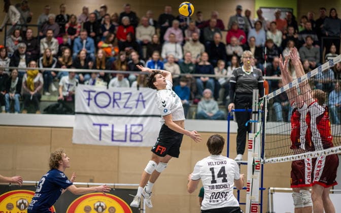 Volleyball, Saison 2025 2026, 2. Bundesliga Nord, 10.01.2026, 14. Spieltag, Herren, TuB Bocholt (weiss) vs. Kieler TV (rot) v.l.: Tom-Luca Schluse (Libero TuB Bocholt), Joke Johannig (TuB Bocholt), Bohdan Velychko (TuB Bocholt), Erik Niederluecke (Kieler TV), Rasmus Grewe (Kieler TV), Bocholt Sporthalle West Nordrhein-Westfalen Deutschland
