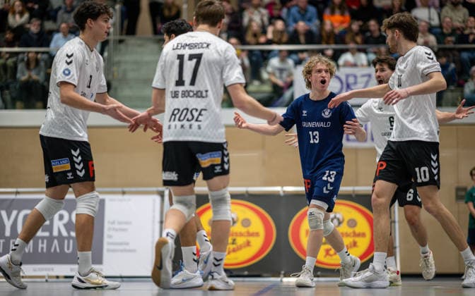 Volleyball, Saison 2025 2026, 2. Bundesliga Nord, 10.01.2026, 14. Spieltag, Herren, TuB Bocholt (weiss) vs. Kieler TV (rot) v.l.: Joke Johannig (TuB Bocholt), Lukas Salimi (TuB Bocholt), Hauke Lehmbrock (TuB Bocholt), Tom-Luca Schluse (Libero TuB Bocholt), Ben Stoverink (TuB Bocholt), Tom Doerpinghaus (TuB Bocholt), Bocholt Sporthalle West Nordrhein-Westfalen Deutschland