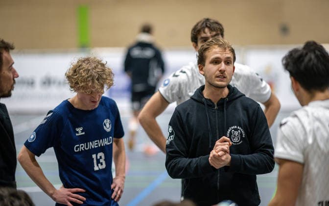 Volleyball, Saison 2025 2026, 2. Bundesliga Nord, 10.01.2026, 14. Spieltag, Herren, TuB Bocholt (weiss) vs. Kieler TV (rot) v.l.: Nejc Zemljak (Co-Trainer TuB Bocholt), Tom-Luca Schluse (Libero TuB Bocholt), Max Ole Luebbert (Trainer TuB Bocholt), Bohdan Velychko (TuB Bocholt, Hintergrund), Lukas Salimi (TuB Bocholt), Bocholt Sporthalle West Nordrhein-Westfalen Deutschland