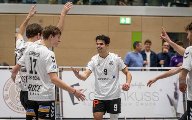 Volleyball, Saison 2025 2026, 2. Bundesliga Nord, 10.01.2026, 14. Spieltag, Herren, TuB Bocholt (weiss) vs. Kieler TV (rot) v.l.: Bohdan Velychko (TuB Bocholt), Hauke Lehmbrock (TuB Bocholt), Lukas Salimi (TuB Bocholt), Tom Doerpinghaus (TuB Bocholt), Bocholt Sporthalle West Nordrhein-Westfalen Deutschland