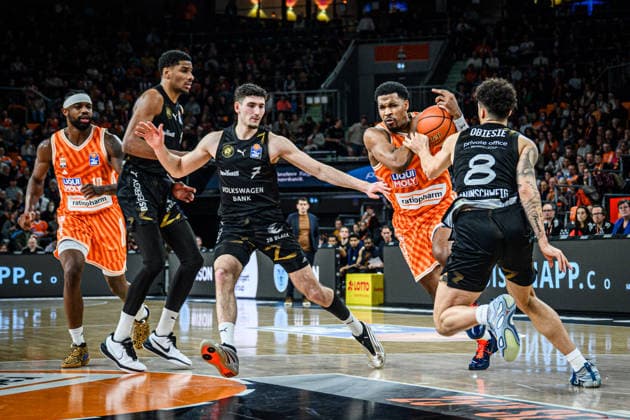 Neu Ulm, Deutschland, 10.01.26: Malik Osborne (ratiopharm ulm), David Nguessan (Basketball Loewen Braunschweig), Nikola Tomic (Basketball Loewen Braunschweig), Justin Simon (ratiopharm ulm) und Joshua Obiesie (Basketball Loewen Braunschweig) im Zweikampf waehrend des Basketball Bundesliga Spiels zwischen ratiopharm ulm vs Basketball Loewen Braunschweig in der ratiopharm Arena am 10. Januar 2026 in Neu Ulm, Deutschland. (Foto von Harry Langer DeFodi Images) ratiopharm Arena, Germany, 10.01.26: Malik Osborne (ratiopharm ulm), David Nguessan (Basketball Loewen Braunschweig), Nikola Tomic (Basketball Loewen Braunschweig), Justin Simon (ratiopharm ulm) und Joshua Obiesie (Basketball Loewen Braunschweig) battle for the ball during the Basketball Bundesliga match between ratiopharm ulm vs Basketball Loewen Braunschweig at Neu Ulm on January 10, 2026 in ratiopharm Arena, Germany. (Photo by Harry Langer DeFodi Images) (Photo by Harry Langer DeFodi Images) -