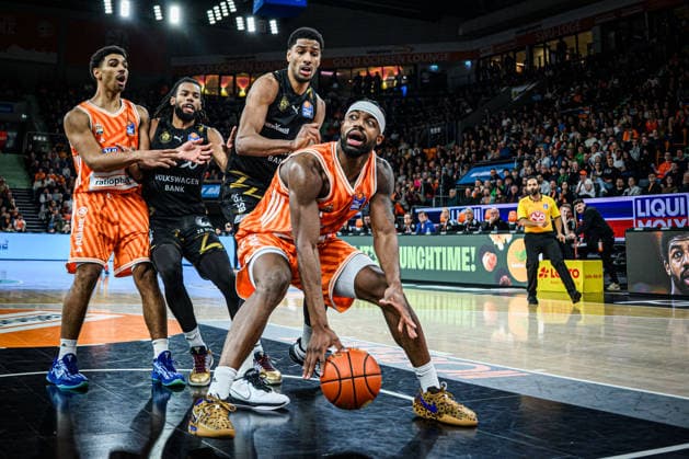 Neu Ulm, Deutschland, 10.01.26: Mark Smith (ratiopharm ulm), Chip Flanigan (Basketball Loewen Braunschweig), David Nguessan (Basketball Loewen Braunschweig) und Malik Osborne (ratiopharm ulm) im Zweikampf waehrend des Basketball Bundesliga Spiels zwischen ratiopharm ulm vs Basketball Loewen Braunschweig in der ratiopharm Arena am 10. Januar 2026 in Neu Ulm, Deutschland. (Foto von Harry Langer DeFodi Images) ratiopharm Arena, Germany, 10.01.26: Mark Smith (ratiopharm ulm), Chip Flanigan (Basketball Loewen Braunschweig), David Nguessan (Basketball Loewen Braunschweig) und Malik Osborne (ratiopharm ulm) battle for the ball during the Basketball Bundesliga match between ratiopharm ulm vs Basketball Loewen Braunschweig at Neu Ulm on January 10, 2026 in ratiopharm Arena, Germany. (Photo by Harry Langer DeFodi Images) (Photo by Harry Langer DeFodi Images) -