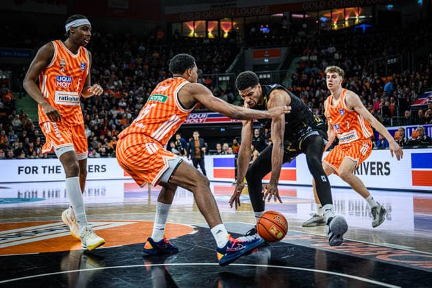 Neu Ulm, Deutschland, 10.01.26: Mohamed Diakite (ratiopharm ulm), Justin Simon (ratiopharm ulm), David Nguessan (Basketball Loewen Braunschweig) und Tobias Jensen (ratiopharm ulm) im Zweikampf waehrend des Basketball Bundesliga Spiels zwischen ratiopharm ulm vs Basketball Loewen Braunschweig in der ratiopharm Arena am 10. Januar 2026 in Neu Ulm, Deutschland. (Foto von Harry Langer DeFodi Images) ratiopharm Arena, Germany, 10.01.26: Mohamed Diakite (ratiopharm ulm), Justin Simon (ratiopharm ulm), David Nguessan (Basketball Loewen Braunschweig) und Tobias Jensen (ratiopharm ulm) battle for the ball during the Basketball Bundesliga match between ratiopharm ulm vs Basketball Loewen Braunschweig at Neu Ulm on January 10, 2026 in ratiopharm Arena, Germany. (Photo by Harry Langer DeFodi Images) (Photo by Harry Langer DeFodi Images) -