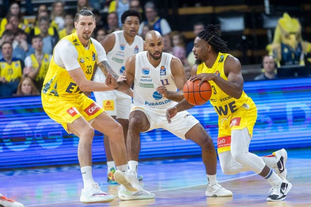 Oldenburg, Niedersachsen, DEU, 10.01.2026, Christopher Clemons (rechts, EWE Baskets Oldenburg), Akeem Vargas (Mitte, Syntainics MBC) und Tomislav Zubcic (links, EWE Baskets Oldenburg). EWE Baskets Oldenburg vs. Syntainics MBC. Basketball. 1. Basketball-Bundesliga Saison 2025 2026, 15. Spieltag, Grosse EWE Arena. EWE Baskets Oldenburg vs. Syntainics MBC