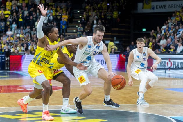 Oldenburg, Niedersachsen, DEU, 10.01.2026, Spencer Reaves (2. von rechts, Syntainics MBC) und James Woodard (links, EWE Baskets Oldenburg), Brian Fobbs (2. von links, EWE Baskets Oldenburg) und Perttu Blomgren (rechts, Syntainics MBC). EWE Baskets Oldenburg vs. Syntainics MBC. Basketball. 1. Basketball-Bundesliga Saison 2025 2026, 15. Spieltag, Grosse EWE Arena. EWE Baskets Oldenburg vs. Syntainics MBC