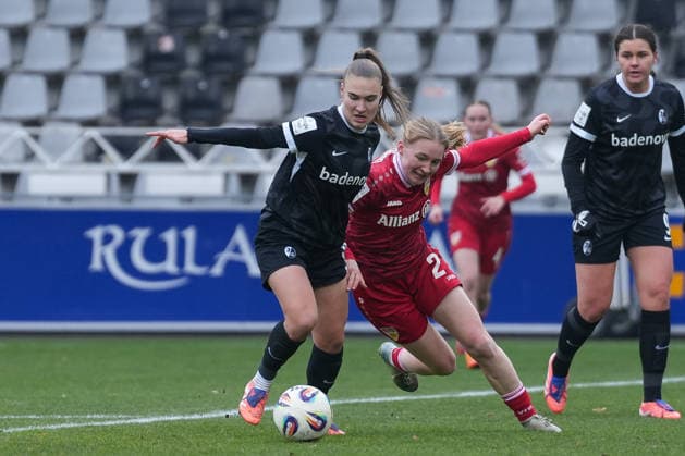 Alena Bienz (SC Freiburg, 08) im Zweikampf mit Linette Hofmann (VfB Stuttgart Frauen, 02) , Deutschland, Fussball, GooglePixel Frauen-Bundesliga, Testspiel, 2025 2026, SC Freiburg vs. VfB Stuttgart, 11.01.2026, Dreisamstadion, Freiburg, Deutschland DFB REGULATIONS PROHIBIT ANY USE OF PHOTOGRAPHS AS IMAGE SEQUENCES AND OR QUASI-VIDEO. Freiburg Dreisamstadion Baden-Wuerttemberg Deutschland Copyright: xArnexAmbergx