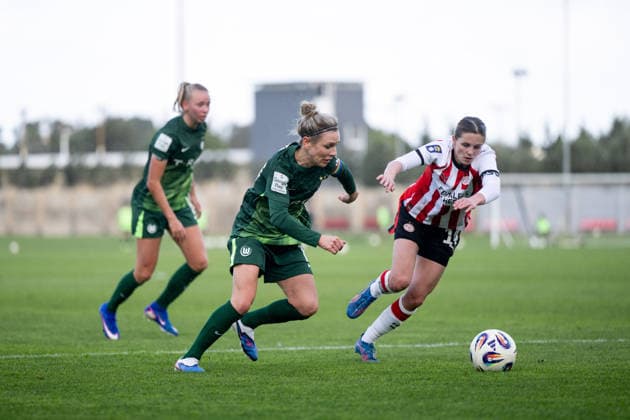 Svenja Huth (VfL Wolfsburg, 10) im Zweikampf mit Laura Strik (PSV Eindhoven, 02), MLT, VfL Wolfsburg vs PSV Eindhoven, Fussball Frauen Testspiel, Trainingslager, Saison 2025 2026, 11.01.2026 MLT, VfL Wolfsburg vs PSV Eindhoven, Fussball Frauen Testspiel, Trainingslager, Saison 2025 2026, 11.01.2026 Attard Copyright: xEibner-Pressefoto Memmlerx EP_MMR