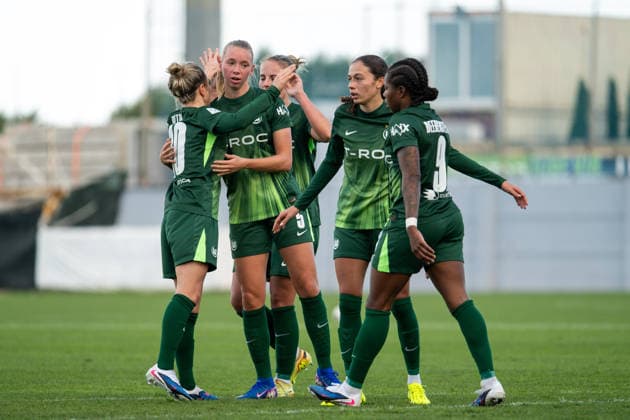 Svenja Huth (VfL Wolfsburg, 10), Ella Peddemors (VfL Wolfsburg, 05), Kessya Bussy (VfL Wolfsburg, 19), Lineth Beerensteyn (VfL Wolfsburg, 09) jubeln ueber das Tor zum 1:0, MLT, VfL Wolfsburg vs PSV Eindhoven, Fussball Frauen Testspiel, Trainingslager, Saison 2025 2026, 11.01.2026 MLT, VfL Wolfsburg vs PSV Eindhoven, Fussball Frauen Testspiel, Trainingslager, Saison 2025 2026, 11.01.2026 Attard Copyright: xEibner-Pressefoto Memmlerx EP_MMR