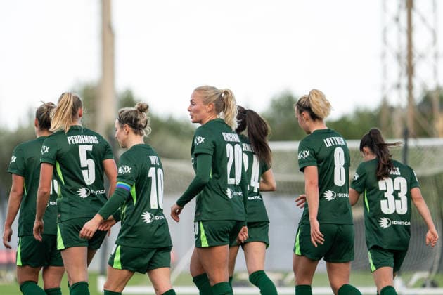 Ella Peddemors (VfL Wolfsburg, 05), Svenja Huth (VfL Wolfsburg, 10), Guro Bergsvand (VfL Wolfsburg, 20), Lena Lattwein (VfL Wolfsburg, 08) jubeln ueber das Tor zum 1:0, MLT, VfL Wolfsburg vs PSV Eindhoven, Fussball Frauen Testspiel, Trainingslager, Saison 2025 2026, 11.01.2026 MLT, VfL Wolfsburg vs PSV Eindhoven, Fussball Frauen Testspiel, Trainingslager, Saison 2025 2026, 11.01.2026 Attard Copyright: xEibner-Pressefoto Memmlerx EP_MMR