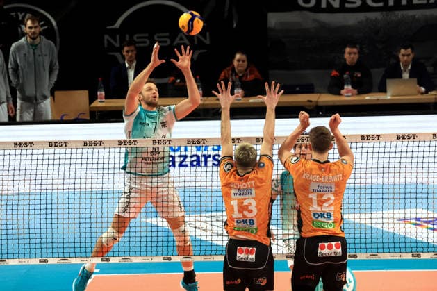 DEU, DVV, 1.VBL, BR Volleys vs. SWD powevolleys Dueren, 11.01.2026, Max-Schmeling-Halle, Berlin, DEU, DVV, 1.VBL, BR Volleys vs. SWD powevolleys Dueren, im Bild Ruben Schott (BR Volleys 13), Florian Krage-Brewitz (BR Volleys 12), Jordan Canham (Dueren 7)