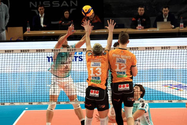 DEU, DVV, 1.VBL, BR Volleys vs. SWD powevolleys Dueren, 11.01.2026, Max-Schmeling-Halle, Berlin, DEU, DVV, 1.VBL, BR Volleys vs. SWD powevolleys Dueren, im Bild Ruben Schott (BR Volleys 13), Florian Krage-Brewitz (BR Volleys 12), Jordan Canham (Dueren 7)