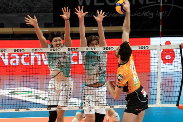 DEU, DVV, 1.VBL, BR Volleys vs. SWD powevolleys Dueren, 11.01.2026, Max-Schmeling-Halle, Berlin, DEU, DVV, 1.VBL, BR Volleys vs. SWD powevolleys Dueren, im Bild Jake Hanes (BR Volleys 22), Kyle Paulson (Dueren 1), Robin Baghdady (Dueren 8)