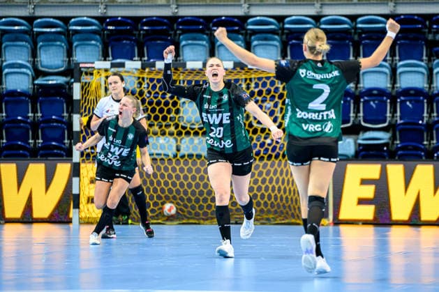 Handball Frauen EHF European League (EL) Women Gruppenphase Saison 2025 2026 VfL Oldenburg vs. HC Lokomotiva Zagreb 10.01.2026 Jubel, Freude, Emotionen nach einem Treffer, v.l. Behrend, Jenny (30, VfL Oldenburg), Pfundstein, Ariane (20, VfL Oldenburg), Borutta, Lisa (2, VfL Oldenburg)