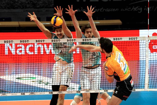 DEU, DVV, 1.VBL, BR Volleys vs. SWD powevolleys Dueren, 11.01.2026, Max-Schmeling-Halle, Berlin, DEU, DVV, 1.VBL, BR Volleys vs. SWD powevolleys Dueren, im Bild Jake Hanes (BR Volleys 22), Kyle Paulson (Dueren 1), Robin Baghdady (Dueren 8)