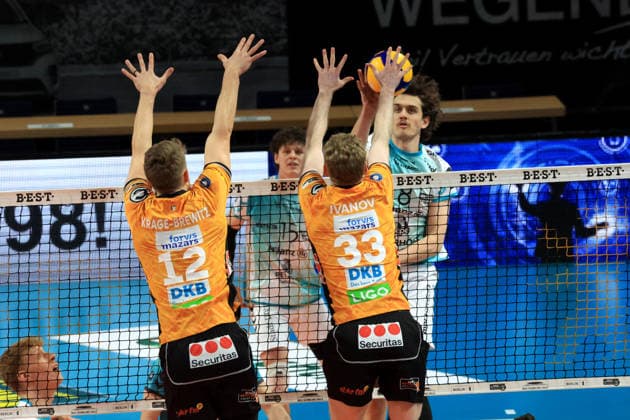 DEU, DVV, 1.VBL, BR Volleys vs. SWD powevolleys Dueren, 11.01.2026, Max-Schmeling-Halle, Berlin, DEU, DVV, 1.VBL, BR Volleys vs. SWD powevolleys Dueren, im Bild Florian Krage-Brewitz (BR Volleys 12), Fedor Ivanov (BR Volleys 33), Robin Baghdady (Dueren 8)