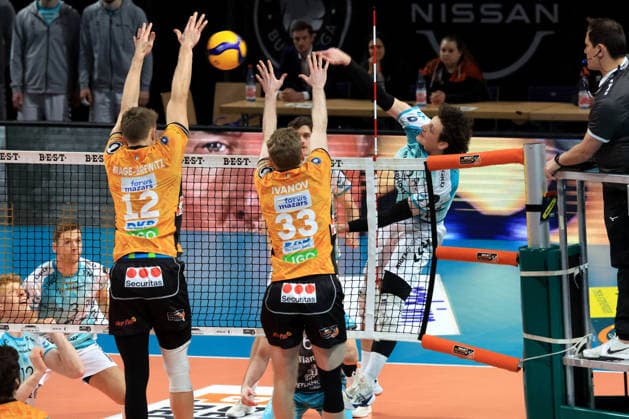 DEU, DVV, 1.VBL, BR Volleys vs. SWD powevolleys Dueren, 11.01.2026, Max-Schmeling-Halle, Berlin, DEU, DVV, 1.VBL, BR Volleys vs. SWD powevolleys Dueren, im Bild Florian Krage-Brewitz (BR Volleys 12) Fedor Ivanov (BR Volleys 33), Zac Hutcheson (Dueren 15)
