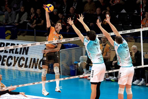 DEU, DVV, 1.VBL, BR Volleys vs. SWD powevolleys Dueren, 11.01.2026, Max-Schmeling-Halle, Berlin, DEU, DVV, 1.VBL, BR Volleys vs. SWD powevolleys Dueren, im Bild Moritz Reichert (BR Volleys 15), Kyle Paulson (Dueren 1), Jordan Canham (Dueren 7)