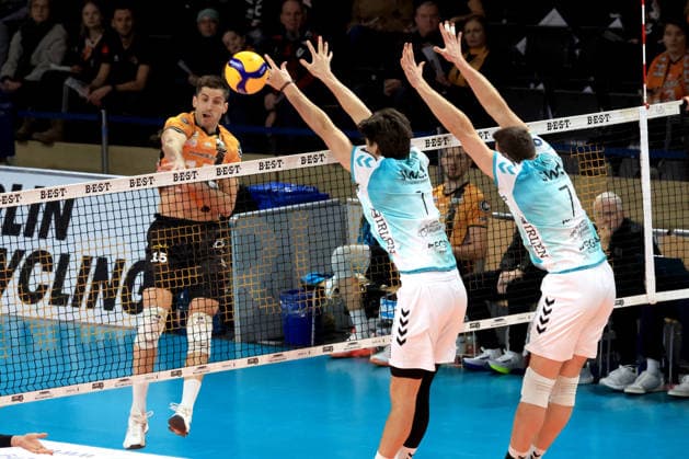DEU, DVV, 1.VBL, BR Volleys vs. SWD powevolleys Dueren, 11.01.2026, Max-Schmeling-Halle, Berlin, DEU, DVV, 1.VBL, BR Volleys vs. SWD powevolleys Dueren, im Bild Moritz Reichert (BR Volleys 15), Kyle Paulson (Dueren 1), Jordan Canham (Dueren 7)