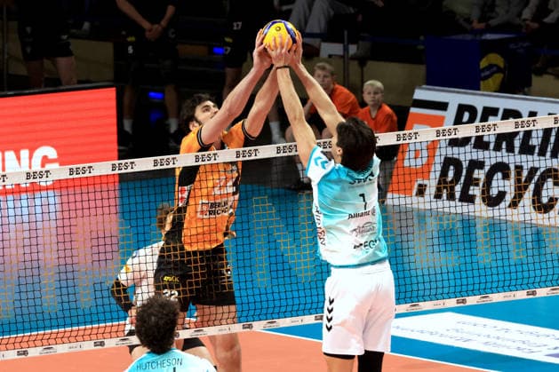 DEU, DVV, 1.VBL, BR Volleys vs. SWD powevolleys Dueren, 11.01.2026, Max-Schmeling-Halle, Berlin, DEU, DVV, 1.VBL, BR Volleys vs. SWD powevolleys Dueren, im Bild Jake Hanes (BR Volleys 22), Kyle Paulson (Dueren 1)
