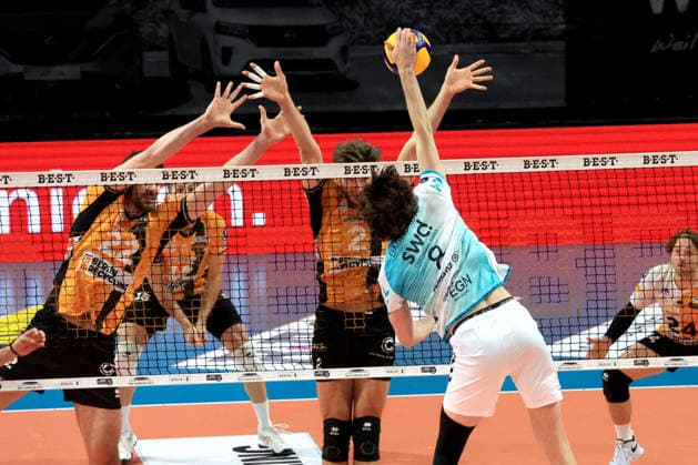 DEU, DVV, 1.VBL, BR Volleys vs. SWD powevolleys Dueren, 11.01.2026, Max-Schmeling-Halle, Berlin, DEU, DVV, 1.VBL, BR Volleys vs. SWD powevolleys Dueren, im Bild Jake Hanes (BR Volleys 22), Matthew Knigge (BR Volleys 2), Robin Baghdady (Dueren 8)