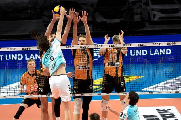DEU, DVV, 1.VBL, BR Volleys vs. SWD powevolleys Dueren, 11.01.2026, Max-Schmeling-Halle, Berlin, DEU, DVV, 1.VBL, BR Volleys vs. SWD powevolleys Dueren, im Bild Jake Hanes (BR Volleys 22), Florian Krage-Brewitz (BR Volleys 12), Ruben Schott (BR Volleys 13), Robin Baghdady (Dueren 8)