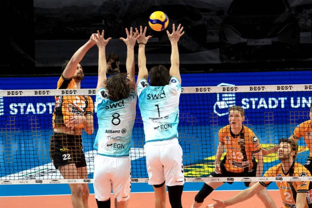 DEU, DVV, 1.VBL, BR Volleys vs. SWD powevolleys Dueren, 11.01.2026, Max-Schmeling-Halle, Berlin, DEU, DVV, 1.VBL, BR Volleys vs. SWD powevolleys Dueren, im Bild Jake Hanes (BR Volleys 22), Robin Baghdady (Dueren 8), Kyle Paulson (Dueren 1)