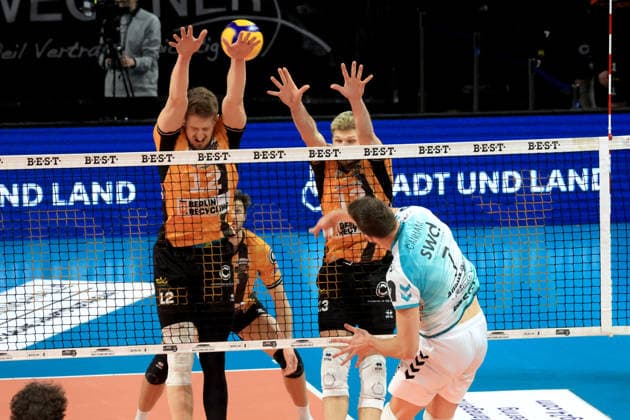 DEU, DVV, 1.VBL, BR Volleys vs. SWD powevolleys Dueren, 11.01.2026, Max-Schmeling-Halle, Berlin, DEU, DVV, 1.VBL, BR Volleys vs. SWD powevolleys Dueren, im Bild Florian Krage-Brewitz (BR Volleys 12), Ruben Schott (BR Volleys 13), Jordan Canham (Dueren 7)