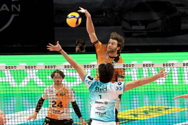 DEU, DVV, 1.VBL, BR Volleys vs. SWD powevolleys Dueren, 11.01.2026, Max-Schmeling-Halle, Berlin, DEU, DVV, 1.VBL, BR Volleys vs. SWD powevolleys Dueren, im Bild Matthew Knigge (BR Volleys 2), Kyle Paulson (Dueren 1)